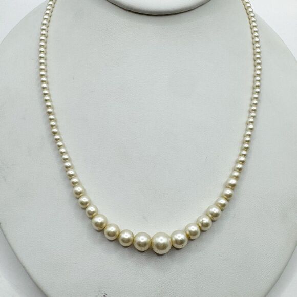 Vintage Graduated Faux Pearl Necklace Dainty Box Clasp Classic - Picture 1 of 6